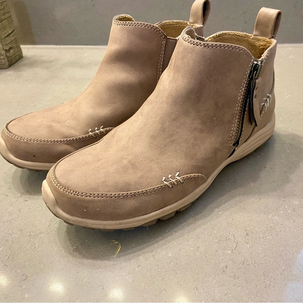 Skechers Tan Ankle Boots with Crepe Sole and Minimalist Design